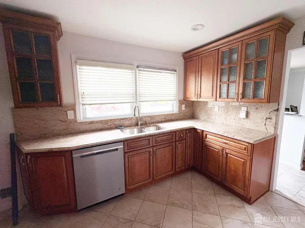 61 Rose Street Edison, NJ 08817