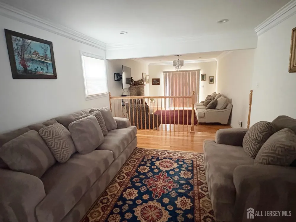 61 Rose Street Edison, NJ 08817