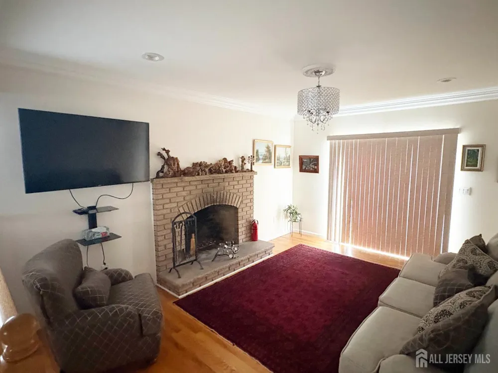 61 Rose Street Edison, NJ 08817