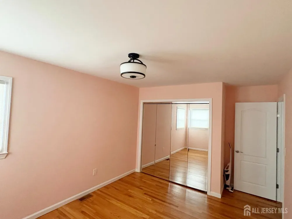 61 Rose Street Edison, NJ 08817