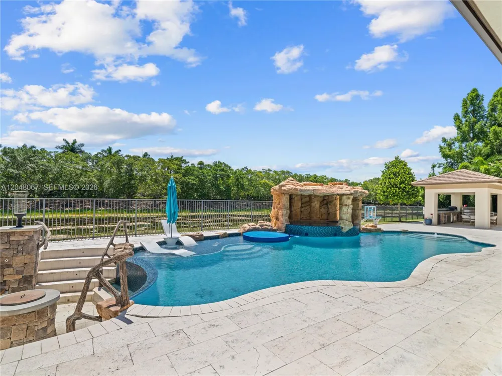 3724 Pine Lake Dr Weston, FL 33332