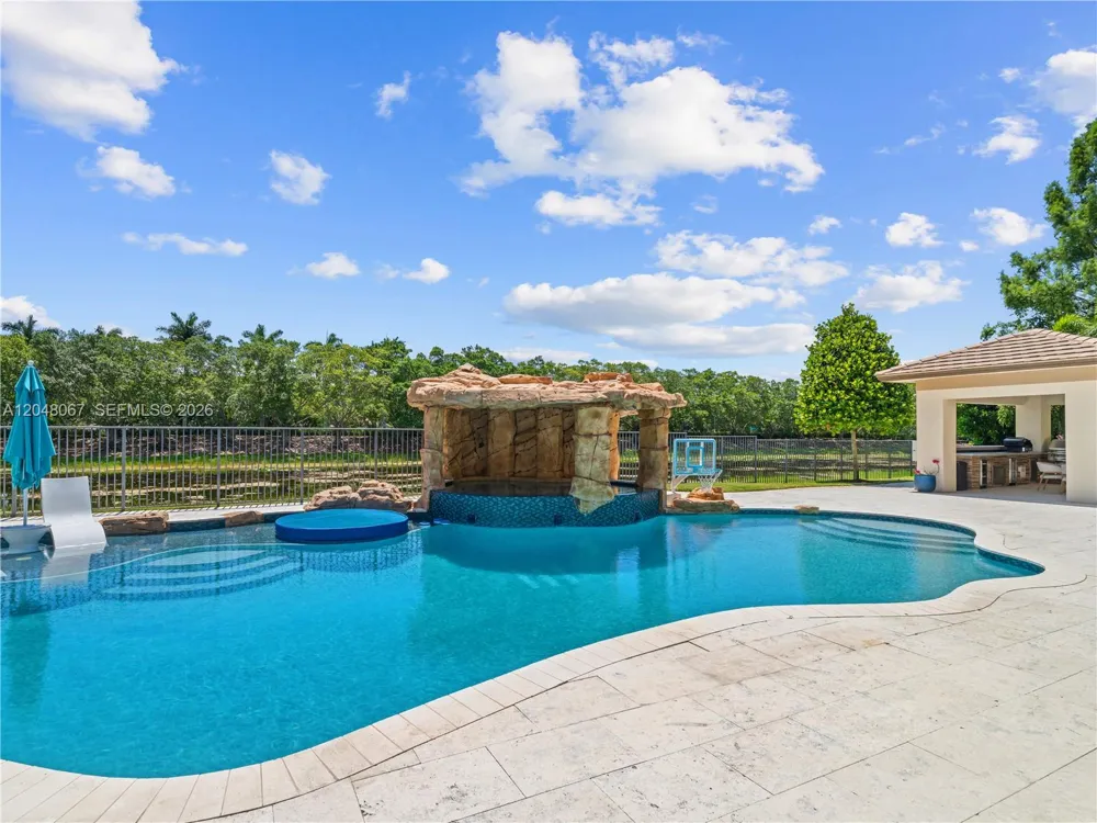 3724 Pine Lake Dr Weston, FL 33332