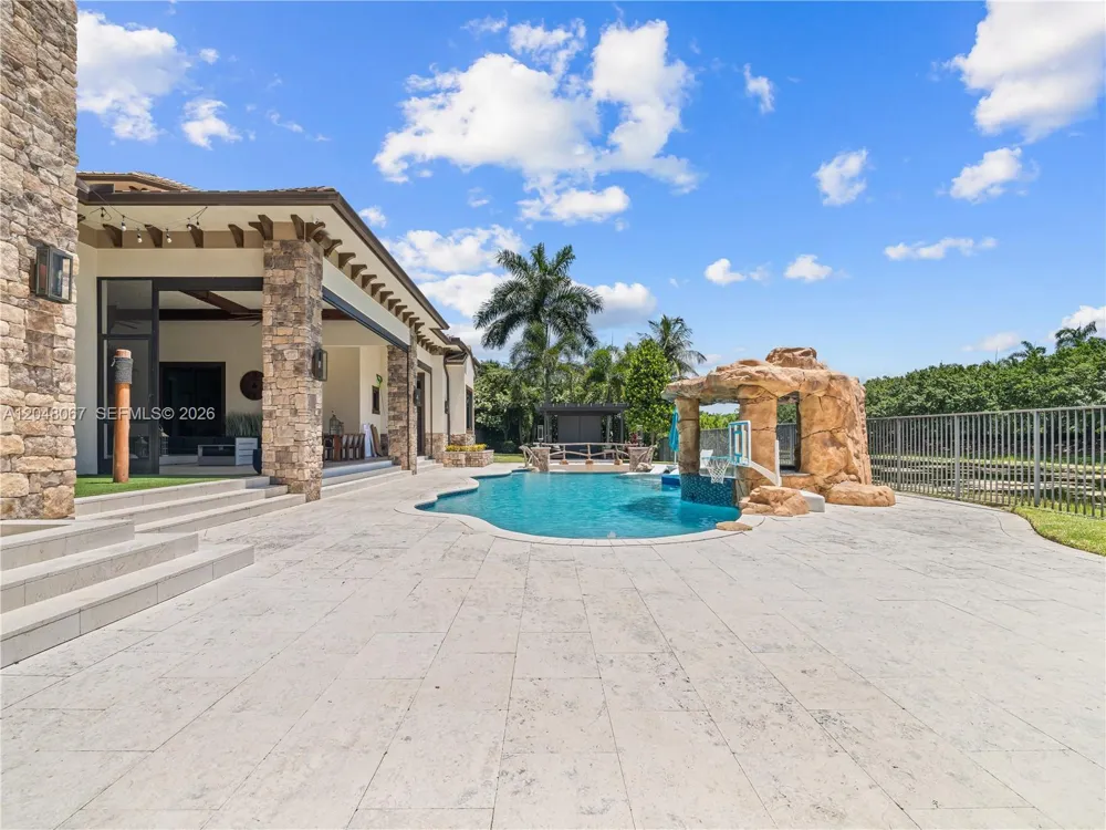 3724 Pine Lake Dr Weston, FL 33332