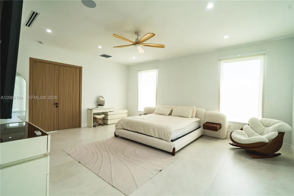 9330 SW 34th St Miami, FL 33165
