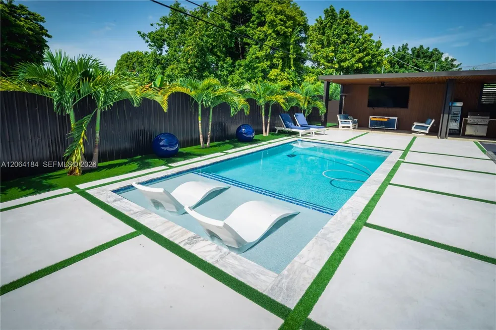 9330 SW 34th St Miami, FL 33165