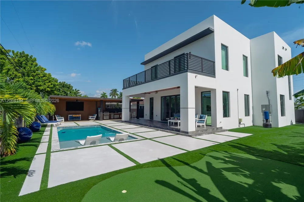 9330 SW 34th St Miami, FL 33165