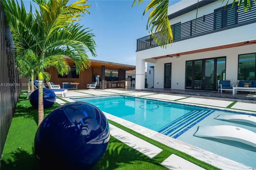 9330 SW 34th St Miami, FL 33165