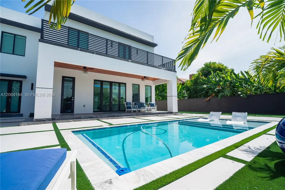 9330 SW 34th St Miami, FL 33165