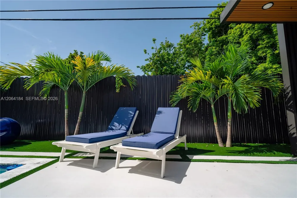 9330 SW 34th St Miami, FL 33165