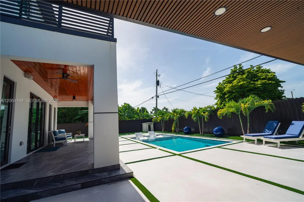 9330 SW 34th St Miami, FL 33165