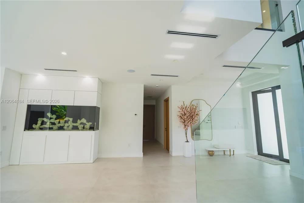 9330 SW 34th St Miami, FL 33165