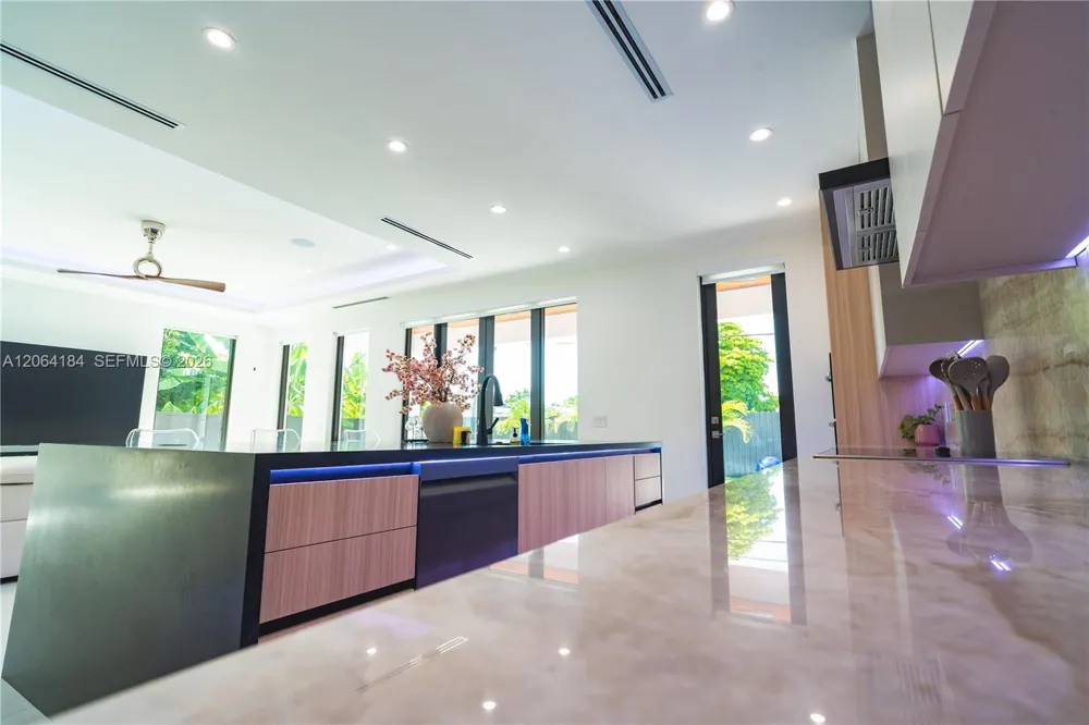 9330 SW 34th St Miami, FL 33165