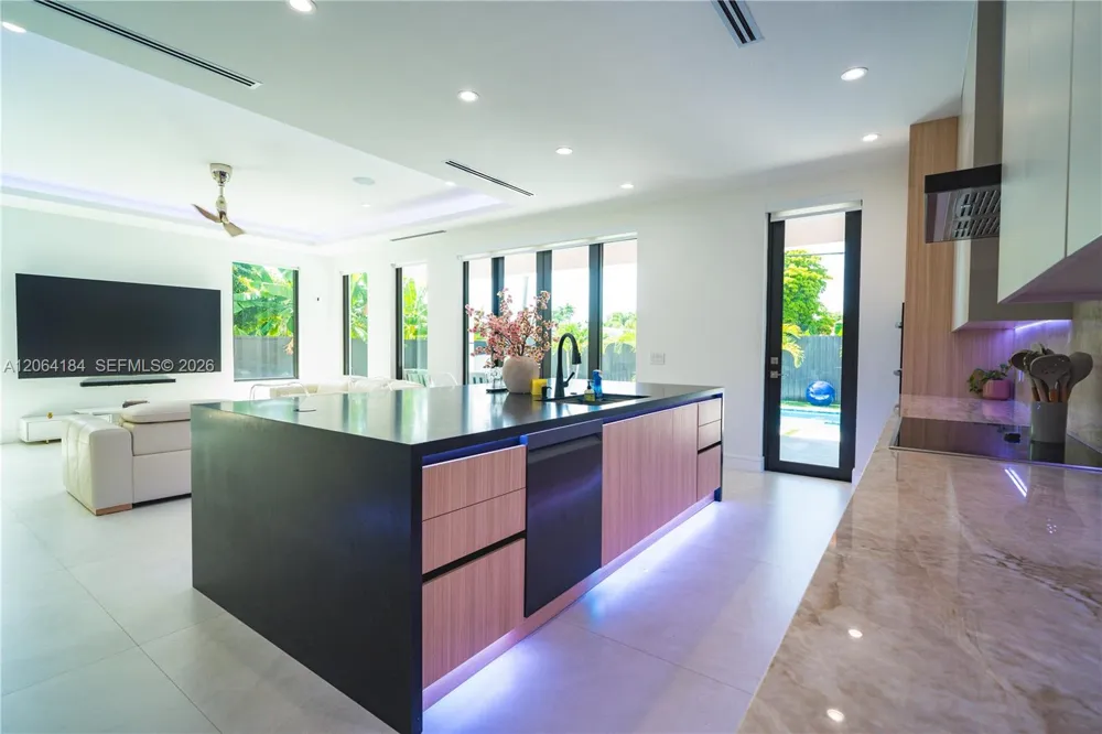 9330 SW 34th St Miami, FL 33165