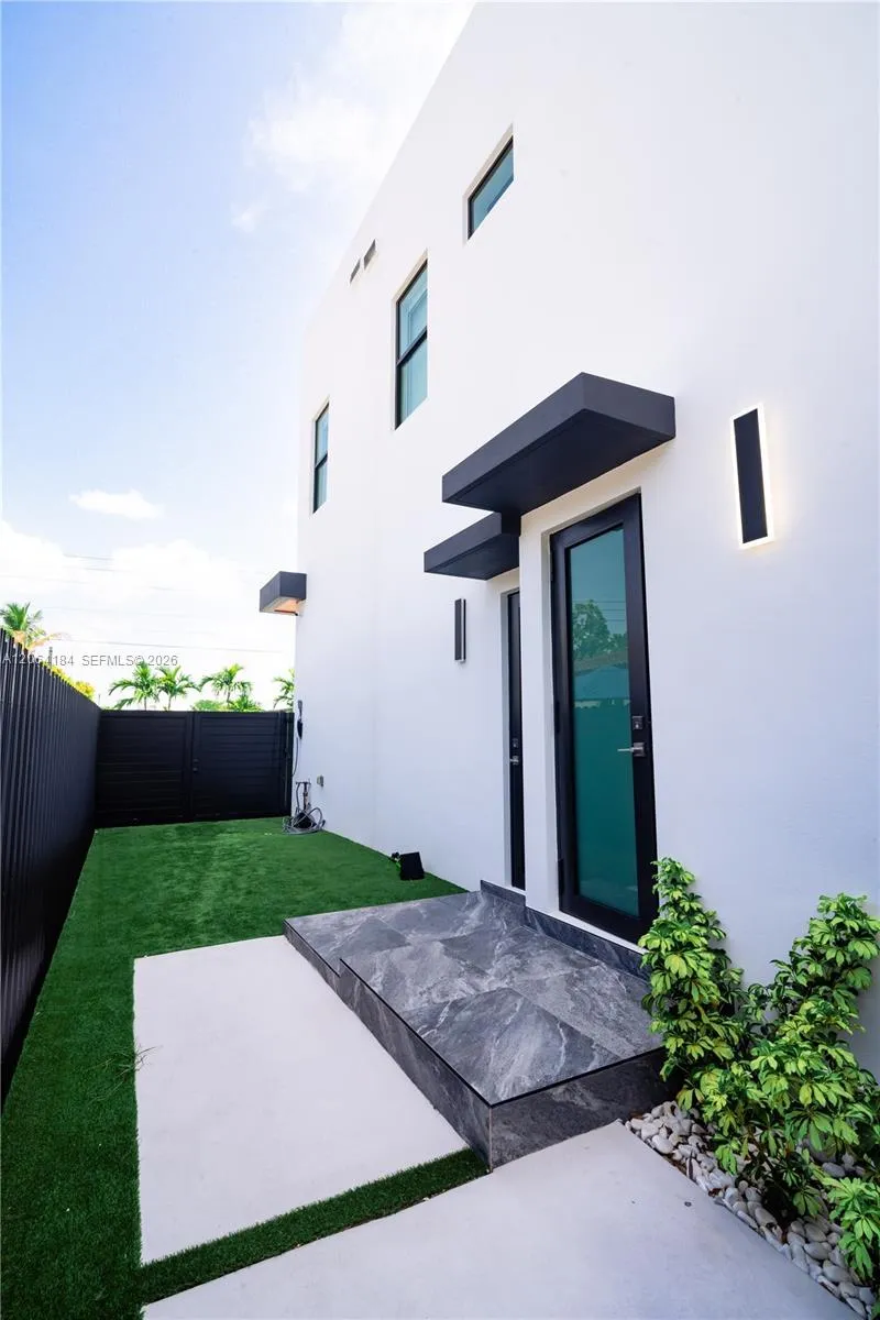 9330 SW 34th St Miami, FL 33165