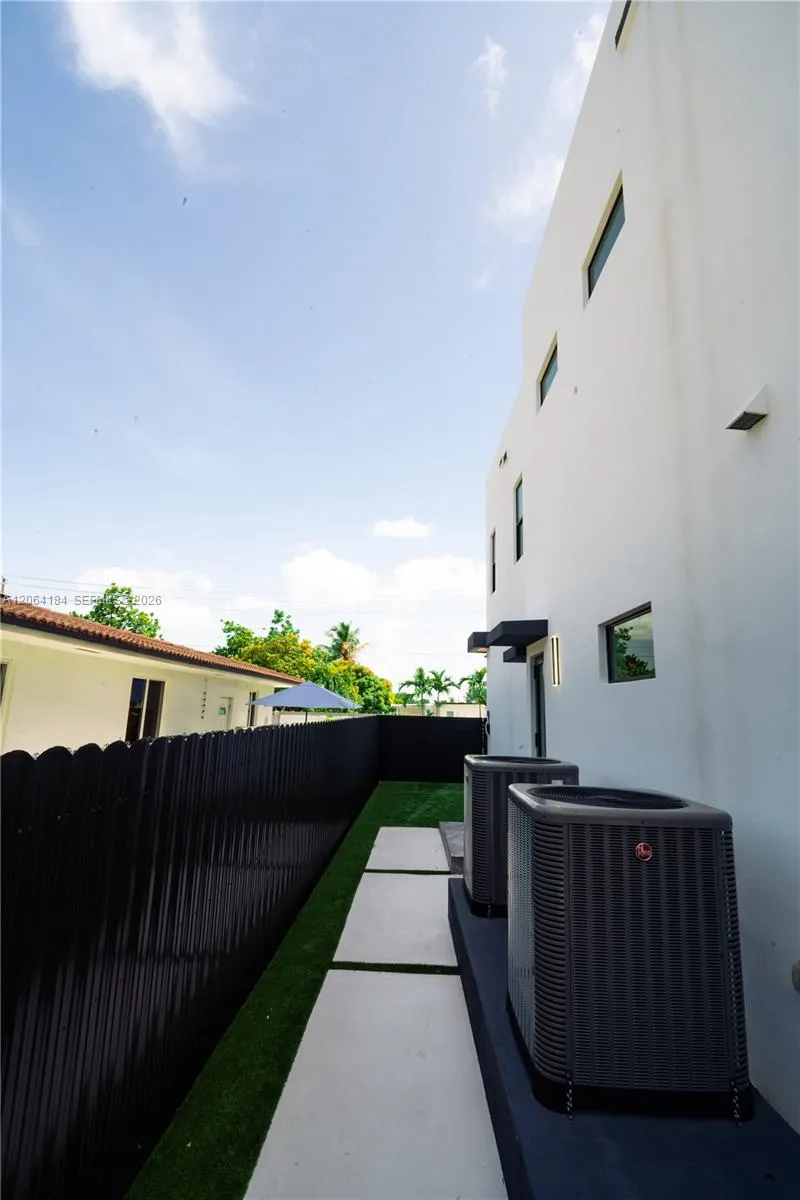 9330 SW 34th St Miami, FL 33165