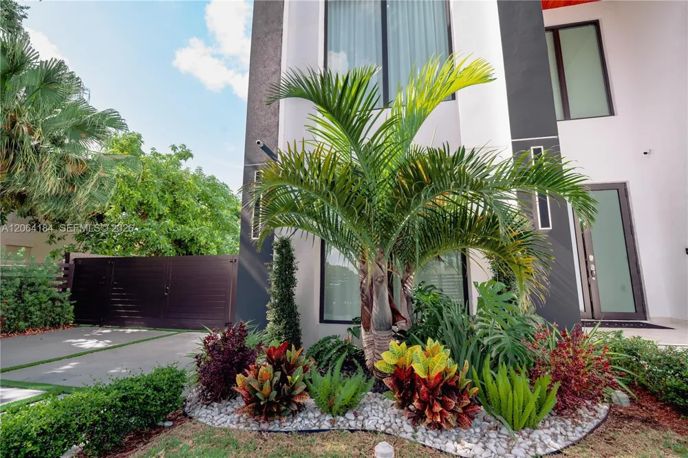 9330 SW 34th St Miami, FL 33165