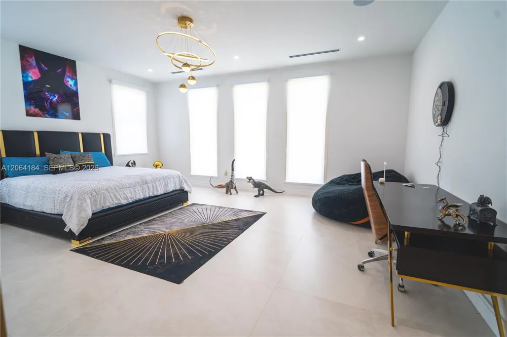 9330 SW 34th St Miami, FL 33165