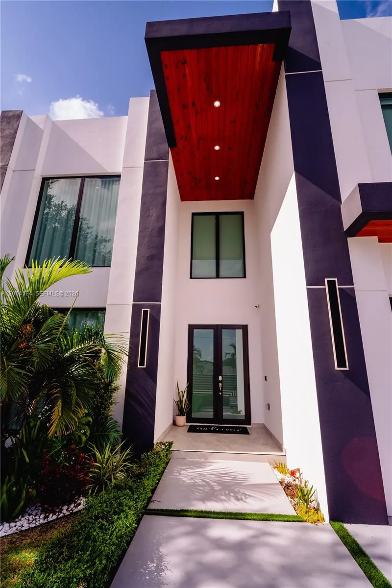 9330 SW 34th St Miami, FL 33165