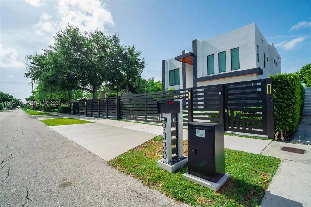 9330 SW 34th St Miami, FL 33165