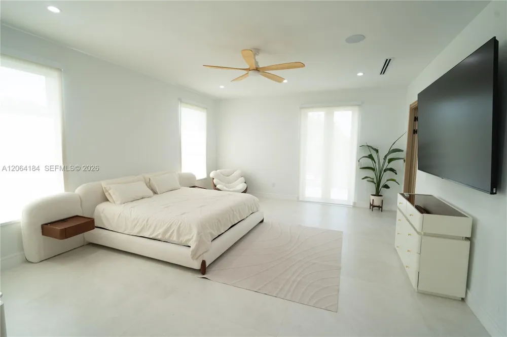 9330 SW 34th St Miami, FL 33165