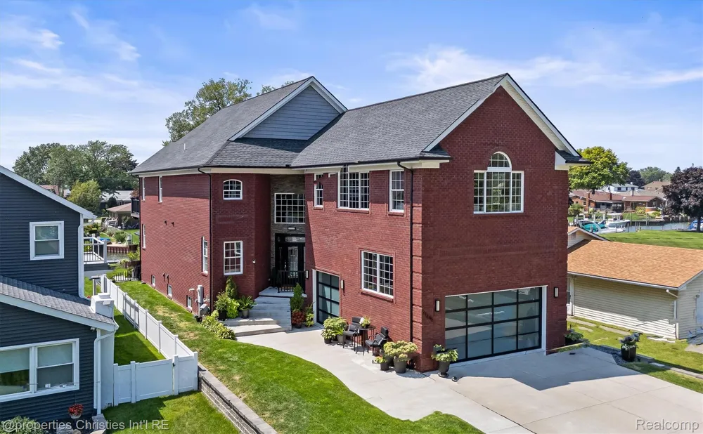 41245 Belvidere Street Harrison Charter Township, MI 48045