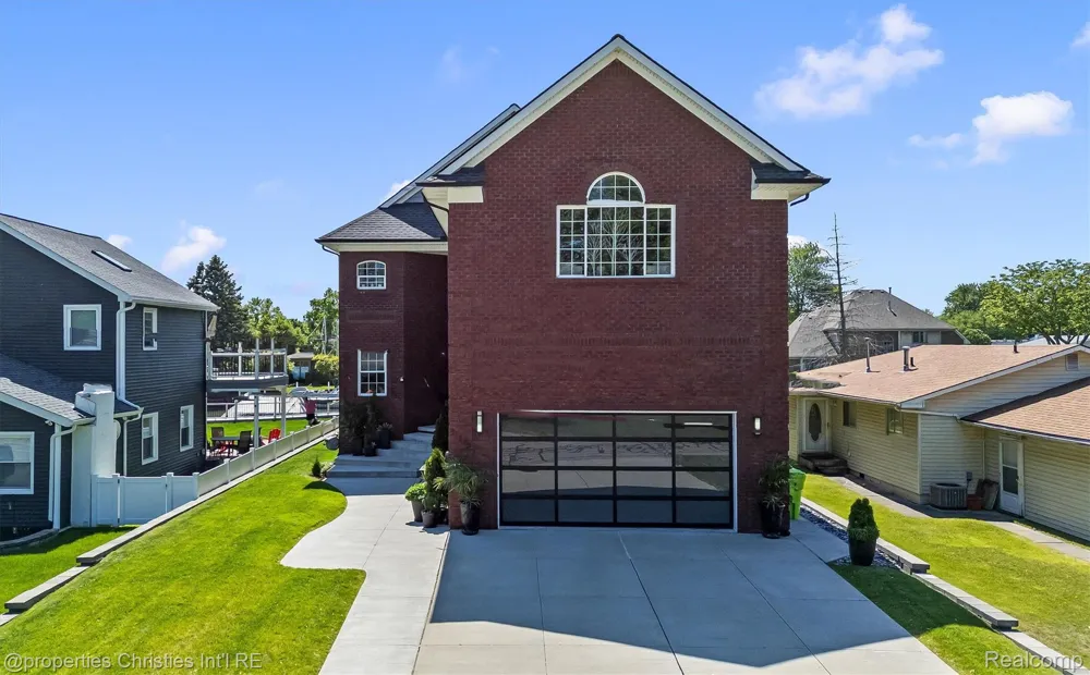 41245 Belvidere Street Harrison Charter Township, MI 48045
