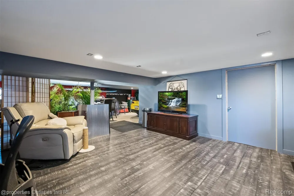 41245 Belvidere Street Harrison Charter Township, MI 48045