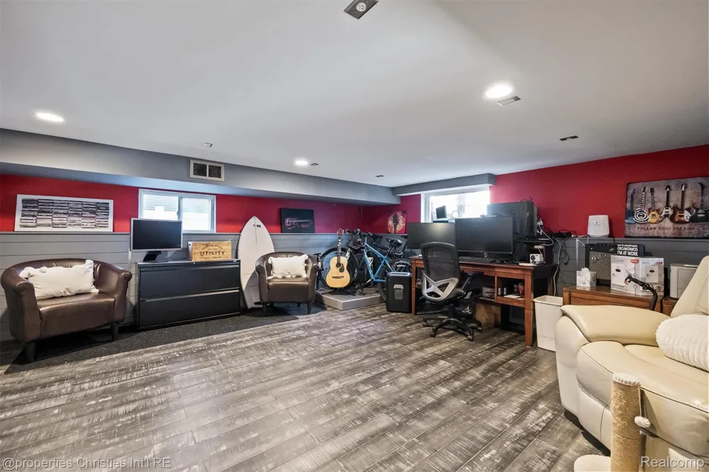 41245 Belvidere Street Harrison Charter Township, MI 48045