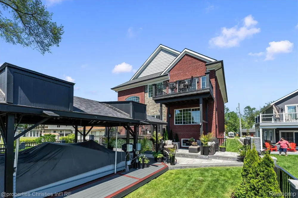 41245 Belvidere Street Harrison Charter Township, MI 48045