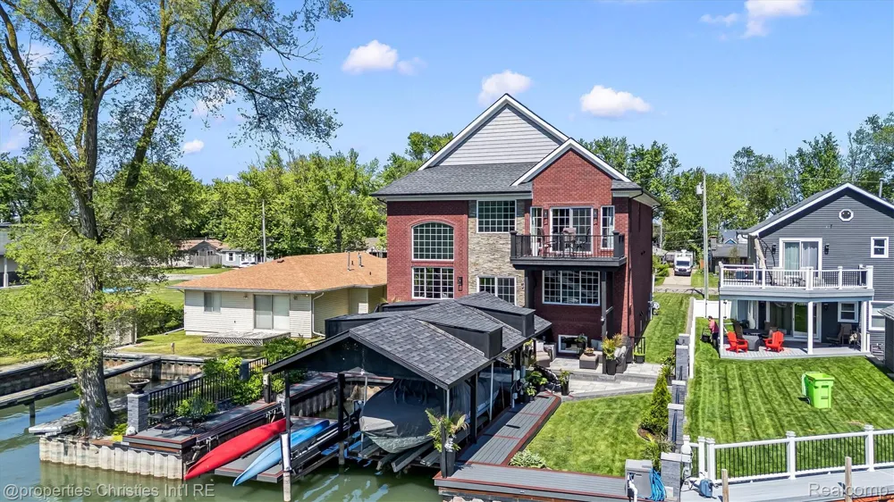 41245 Belvidere Street Harrison Charter Township, MI 48045