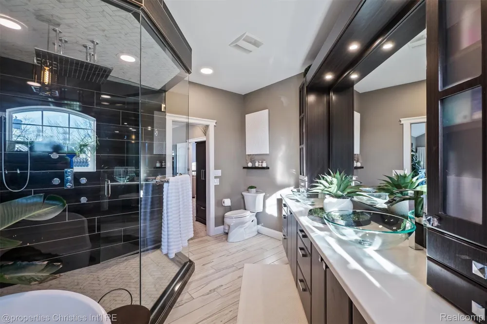 41245 Belvidere Street Harrison Charter Township, MI 48045