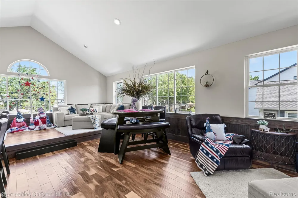 41245 Belvidere Street Harrison Charter Township, MI 48045