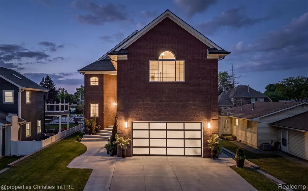 41245 Belvidere Street Harrison Charter Township, MI 48045