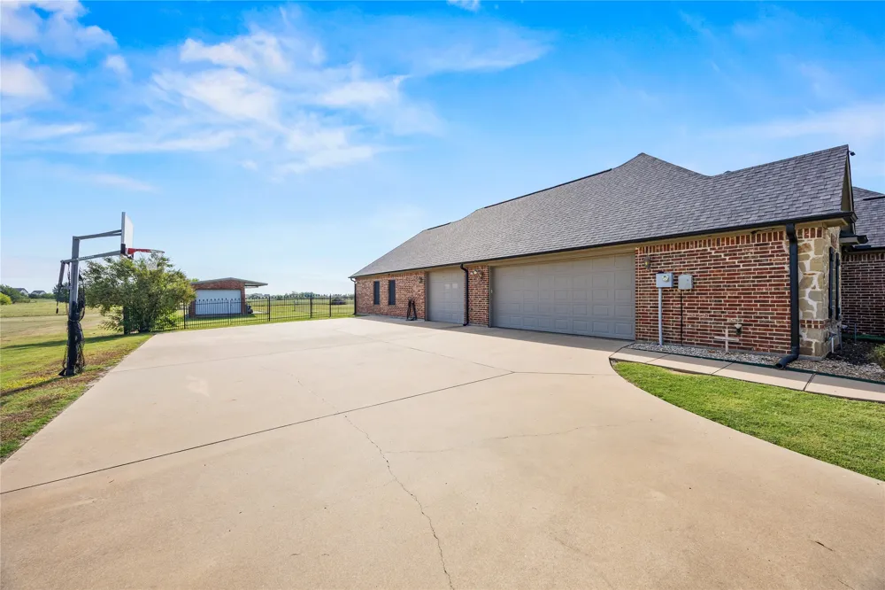 1354 Shadow Lakes Drive Wills Point, TX 75169