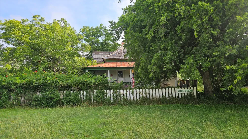 201 E Pecan Street Mingus, TX 76463