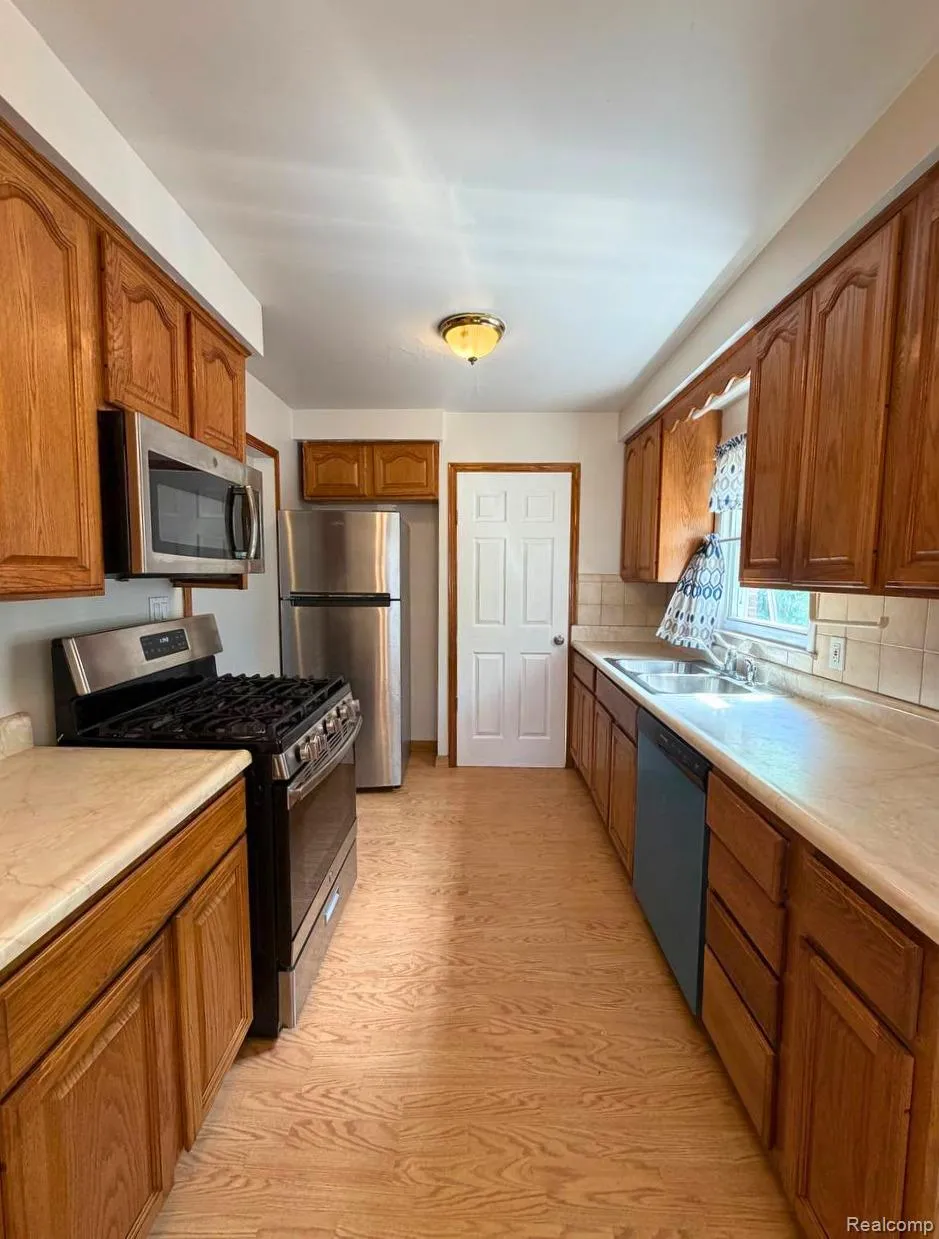 29537 Hazelwood Street Inkster City, MI 48141
