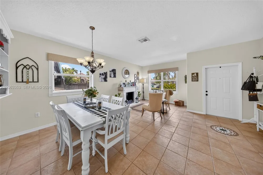 16437 SW 76th Ter Miami, FL 33193
