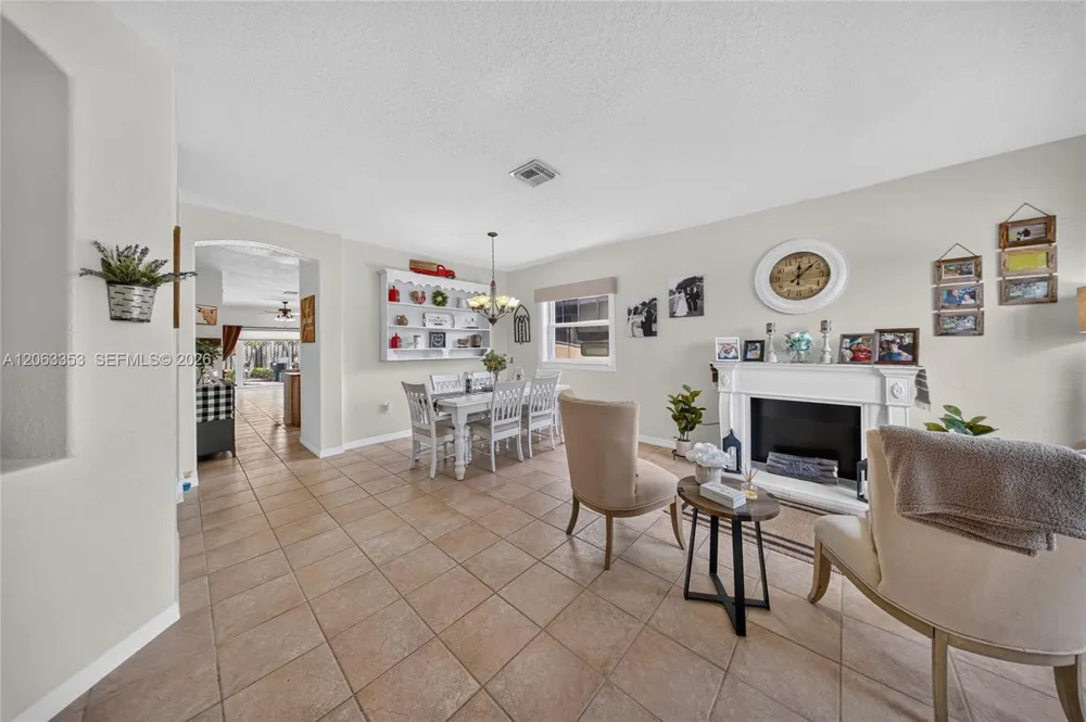 16437 SW 76th Ter Miami, FL 33193