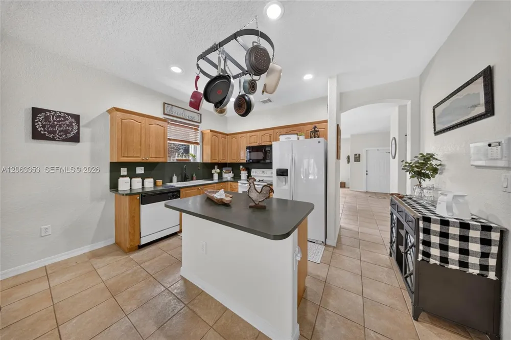 16437 SW 76th Ter Miami, FL 33193
