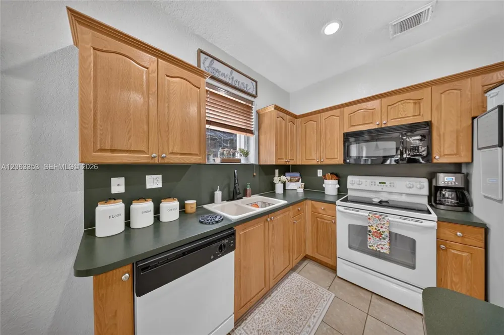 16437 SW 76th Ter Miami, FL 33193