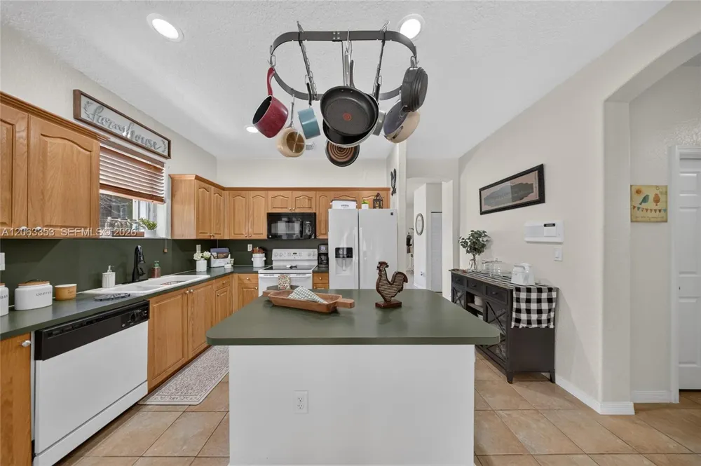 16437 SW 76th Ter Miami, FL 33193