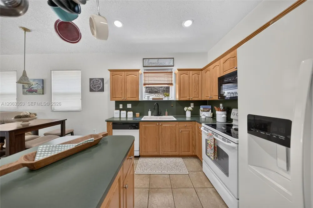 16437 SW 76th Ter Miami, FL 33193