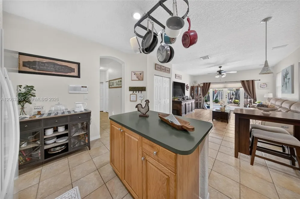 16437 SW 76th Ter Miami, FL 33193