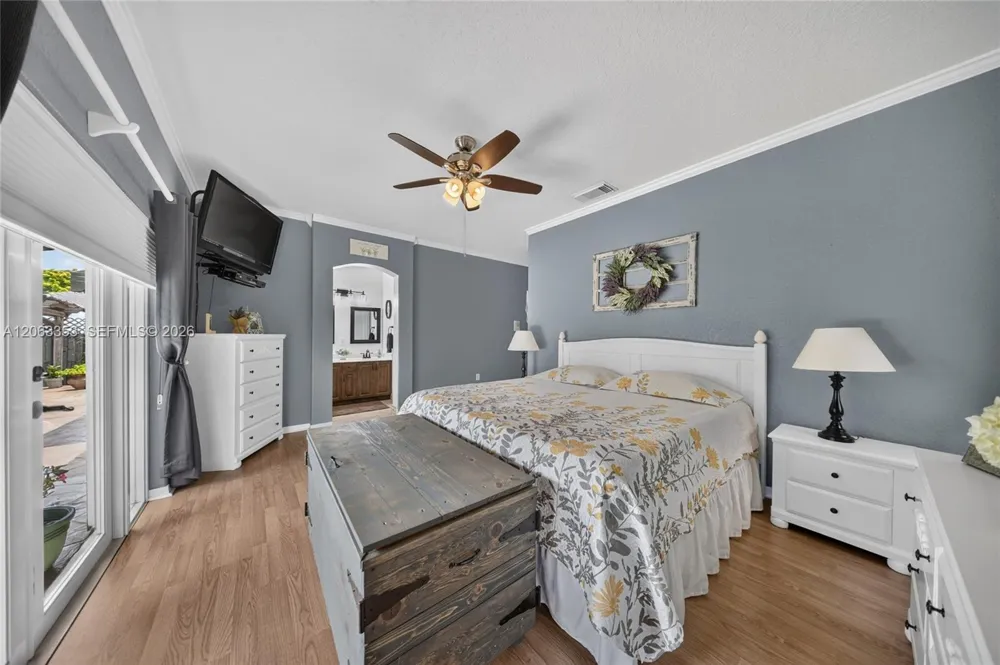16437 SW 76th Ter Miami, FL 33193
