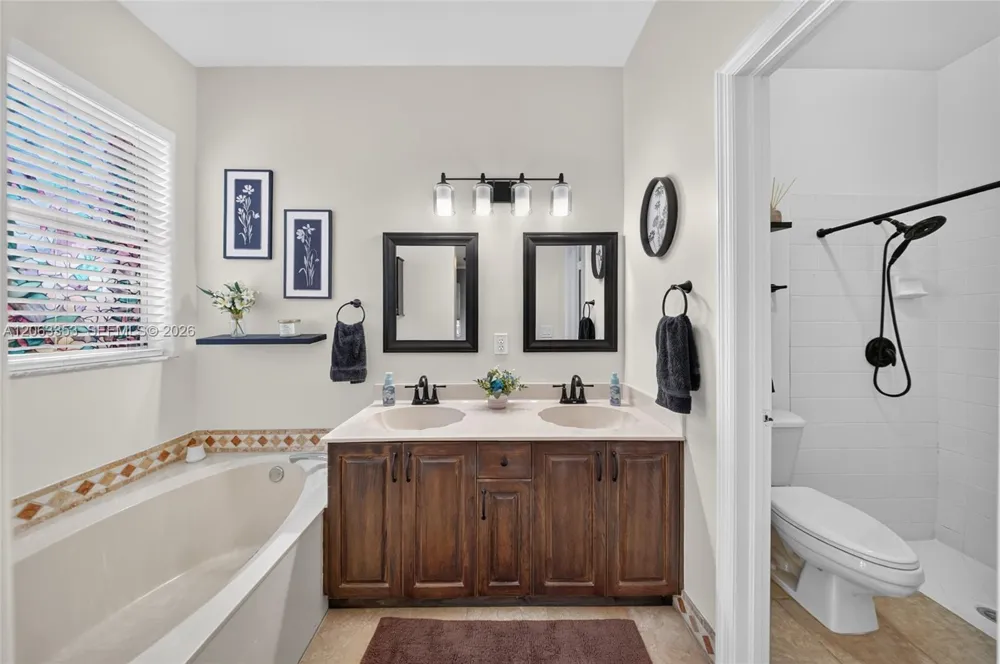 16437 SW 76th Ter Miami, FL 33193