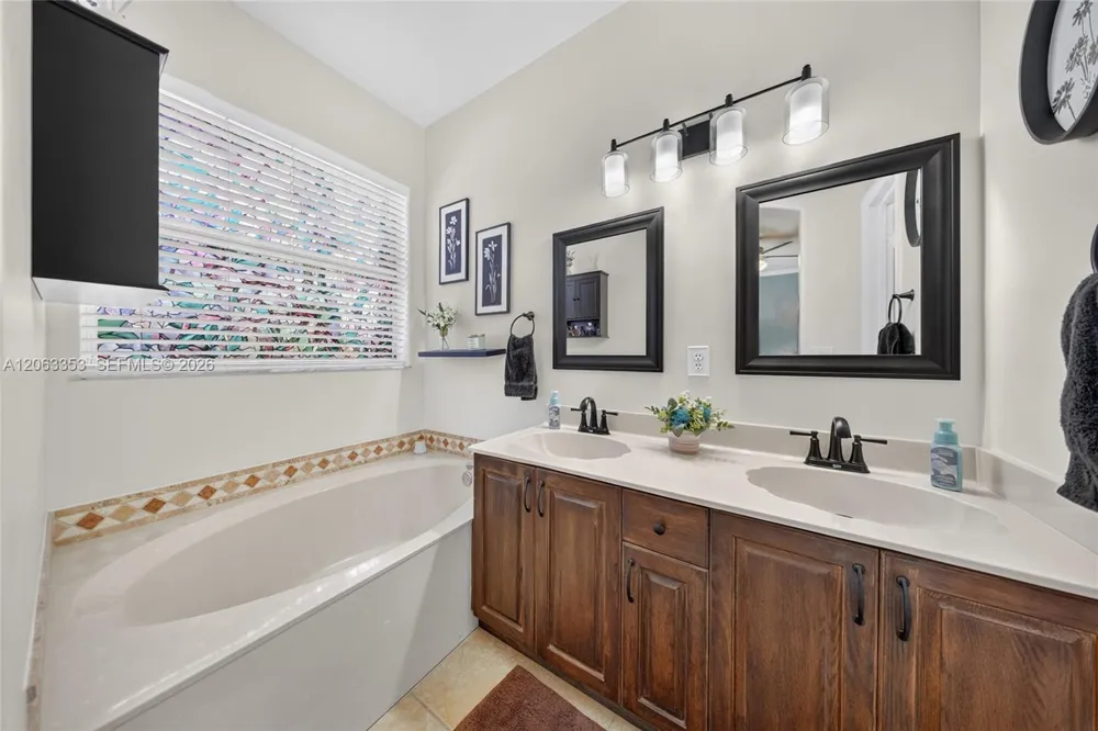 16437 SW 76th Ter Miami, FL 33193