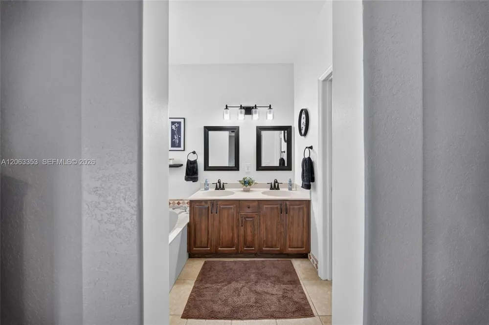 16437 SW 76th Ter Miami, FL 33193