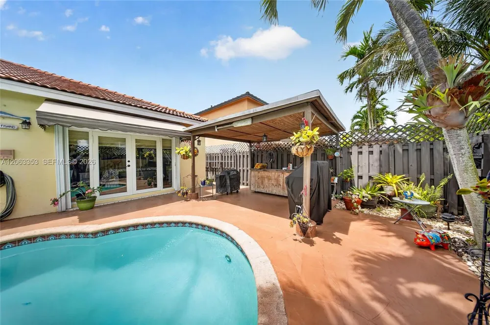 16437 SW 76th Ter Miami, FL 33193