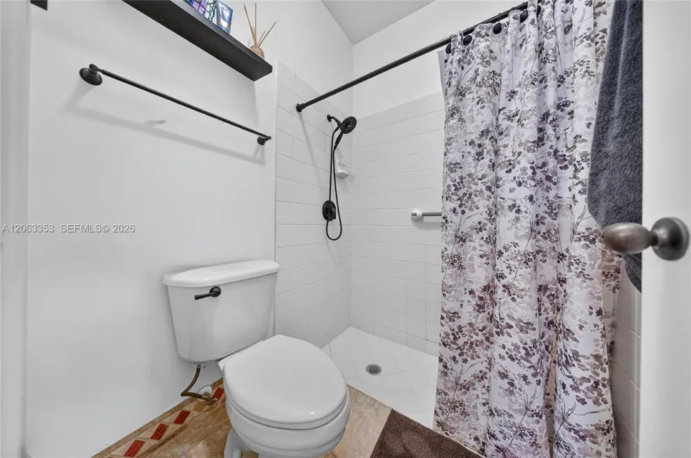 16437 SW 76th Ter Miami, FL 33193
