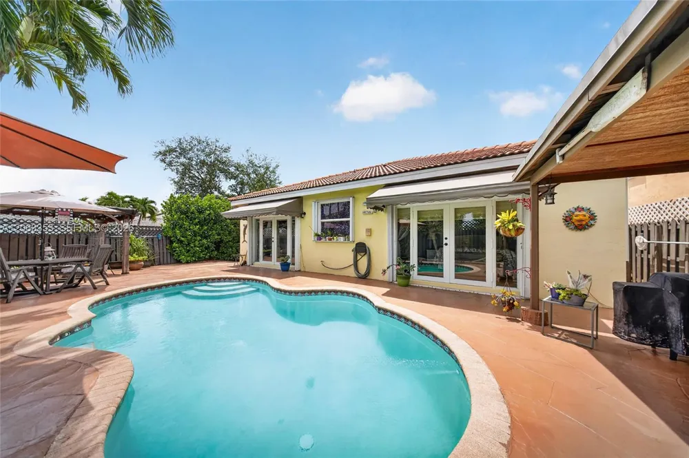 16437 SW 76th Ter Miami, FL 33193